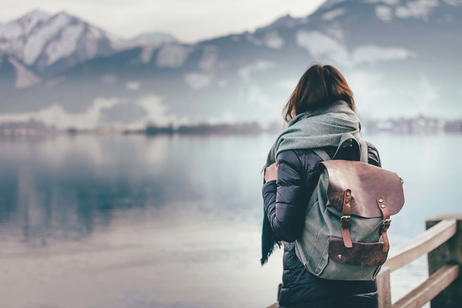 Frau steht alleine am See