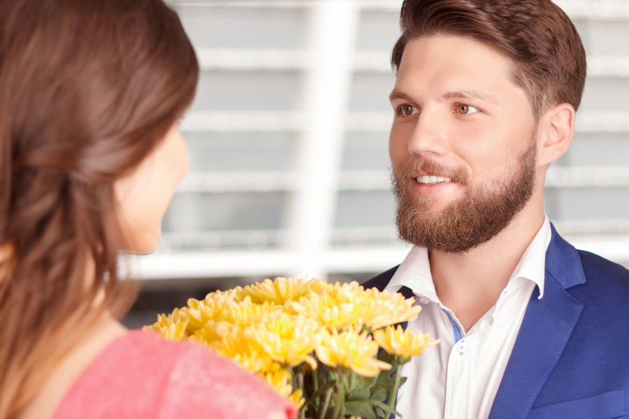 Frau Blumen schenken