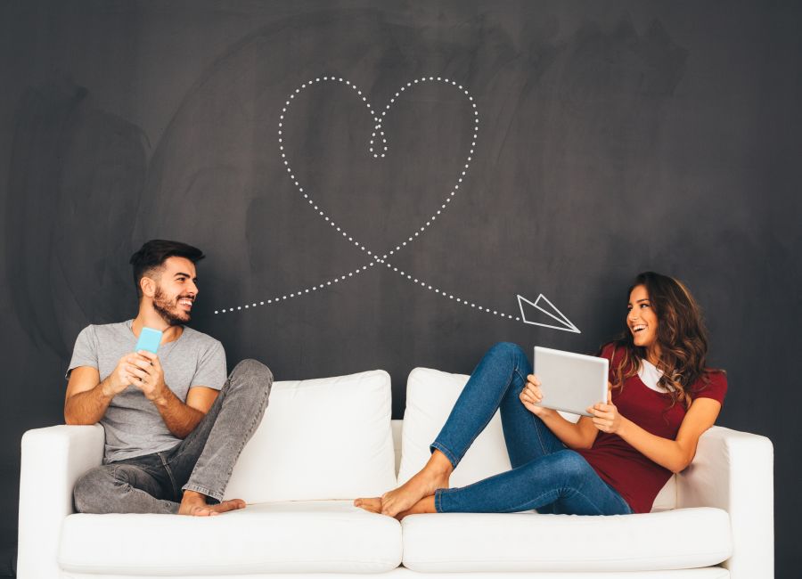 Frau und Mann bei Online-Dating